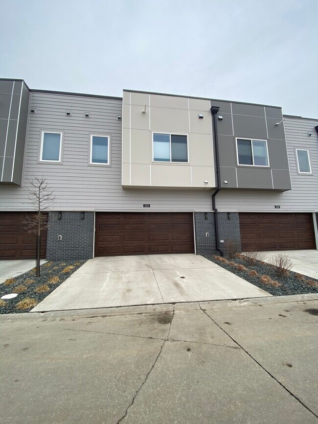 Building Photo - Beautiful Townhome for Rent