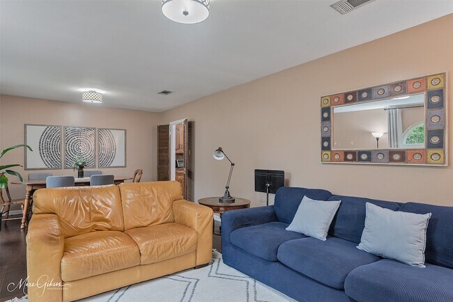 Building Photo - 7440 Camelback Dr
