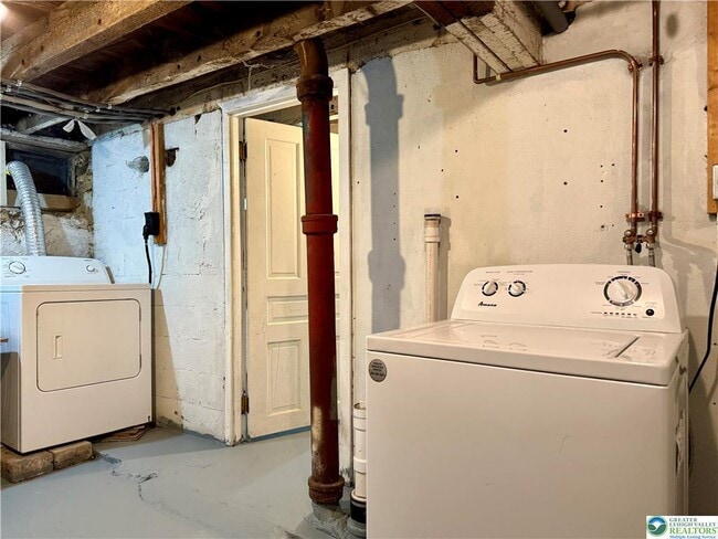 Building Photo - 728 E 6th St