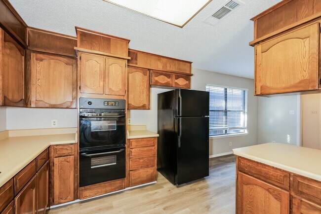 Building Photo - 3621 Willowbrook Dr