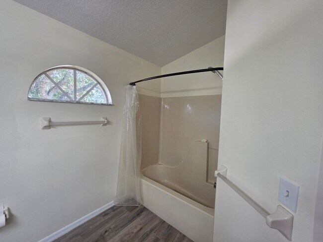 Building Photo - Pool Home in Vero Lake Estates 3/3 with Bonus Room