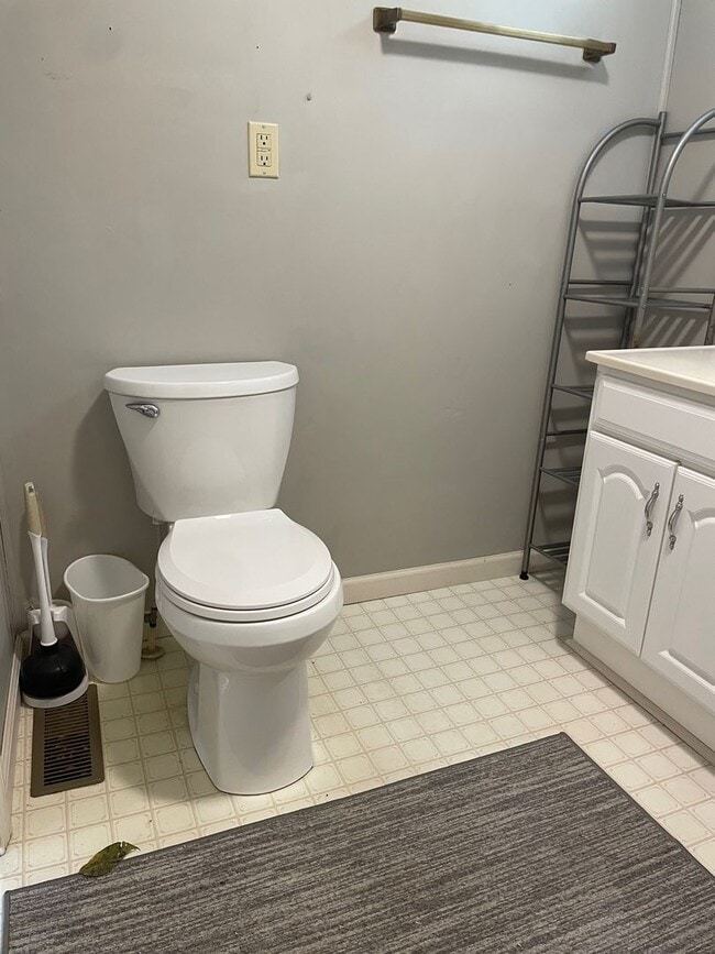 Building Photo - 2 BED, 1 BATH FULLY FURNISHED COTTAGE STYL...