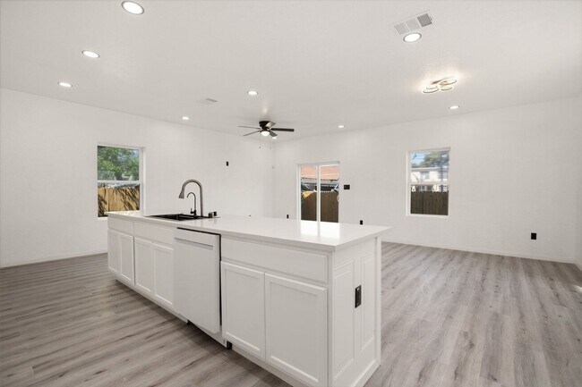 Building Photo - Spacious 3BR House in San Antonio Close to...