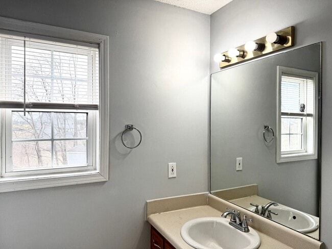 Building Photo - Beautiful Home close to Ft Campbell and Shopping!