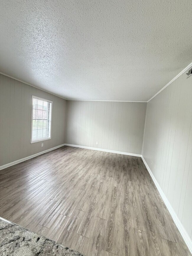 Building Photo - Oxford-2 Bedrooms