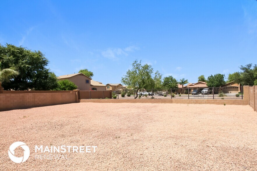 Building Photo - 1320 E Julie Ave