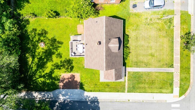 Building Photo - 3 Bedroom || 1.5 Bathroom Single Family Home