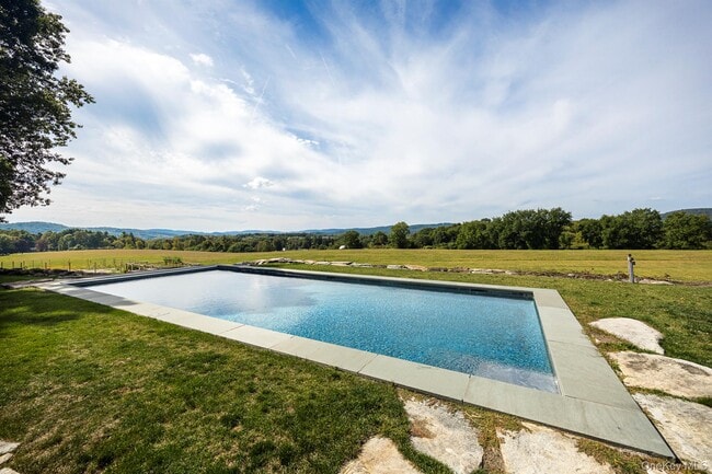 Building Photo - 121 Quaker Hill Rd