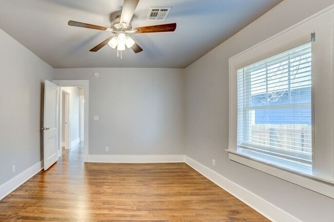 Building Photo - Classic Charm With All New Amenities 3/2 House!