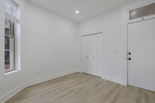 Building Photo - 1114 N Wolcott Ave