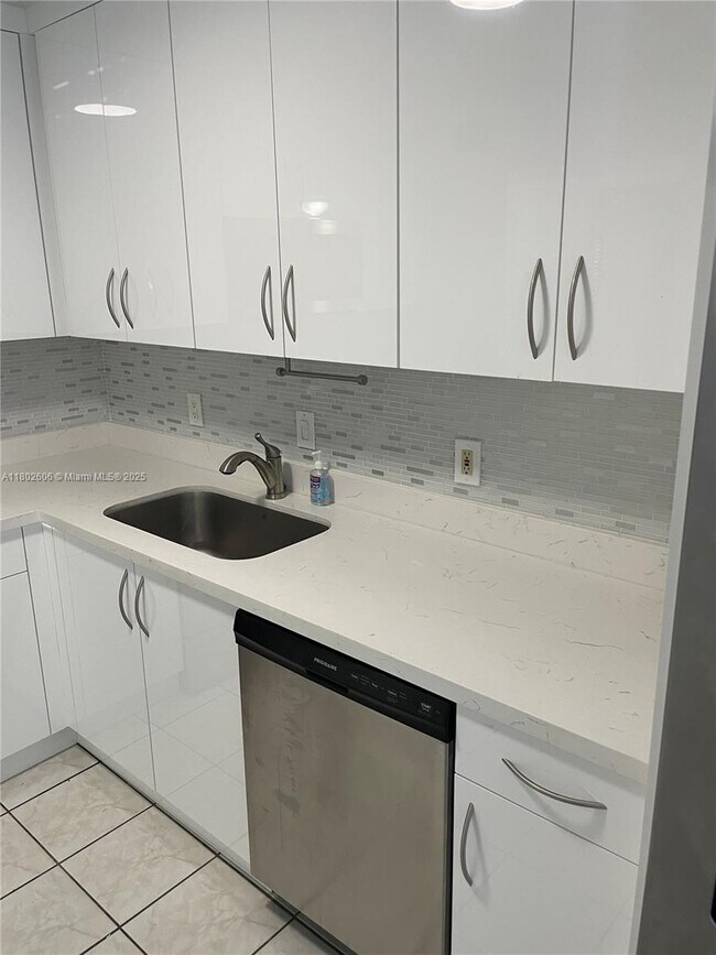 Building Photo - 13726 SW 90th Ave