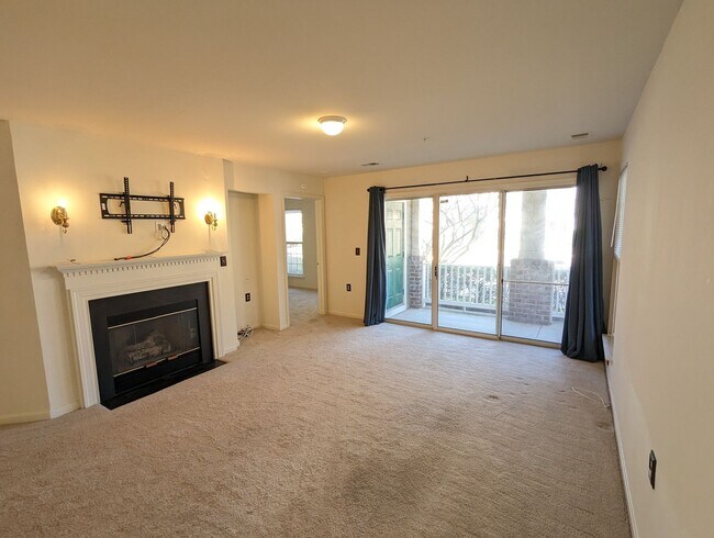 Building Photo - Beautifully maintained ground level condo in Germantown ready by mid April!