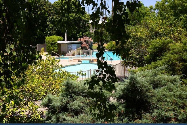 Wonderful, 2nd floor Condo Centrally Located in Phoenix. Available November 1st!!! Resort like ... - Wonderful, 2nd floor Condo Centrally Located in Phoenix.  Available November 1st!!!  Resort like ...