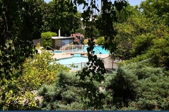 Building Photo - Wonderful, 2nd floor Condo Centrally Located in Phoenix.  Available November 1st!!!  Resort like ...