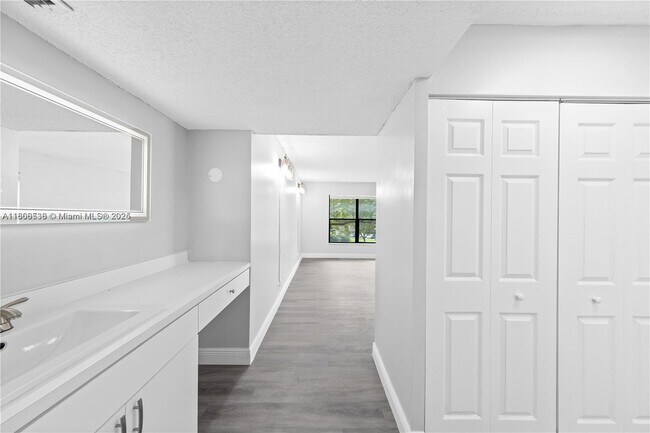 Building Photo - 3680 Inverrary Dr