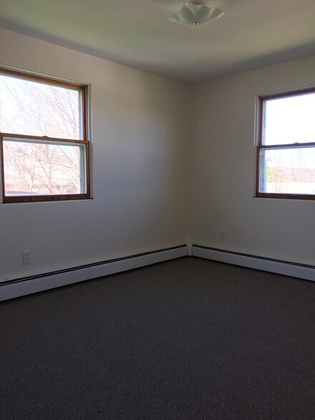 Building Photo - 916 Squires Ave