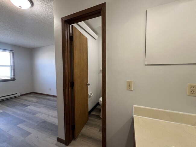Building Photo - 1 bed 1 bath apartment with LVP flooring