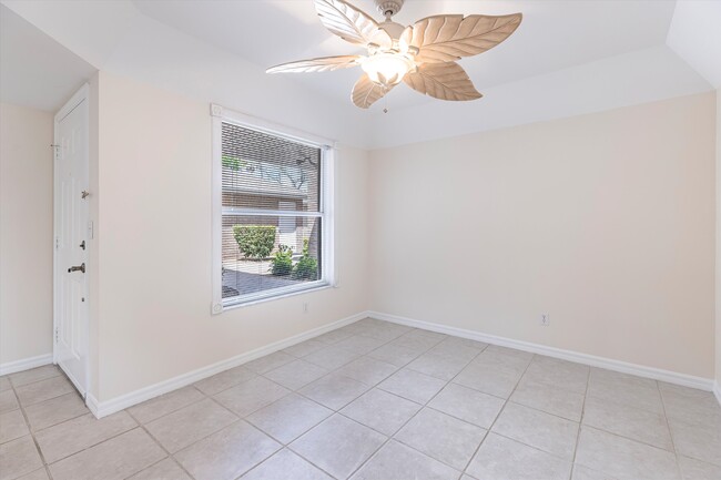 Building Photo - 6750 Lone Oak Blvd