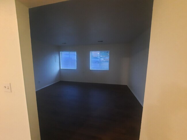 Building Photo - 1 bedroom apartment, walking distance to D...