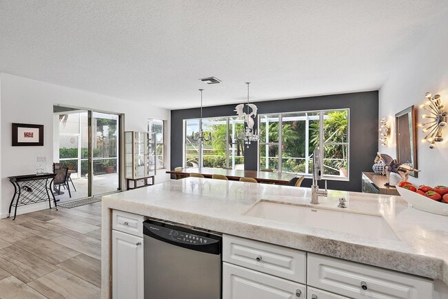 Building Photo - 8208 Heritage Club Dr