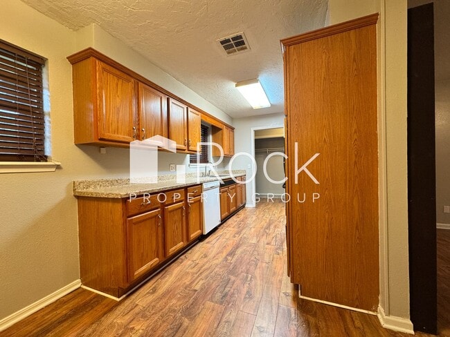 Building Photo - 3 Bedroom Home with Brand New Carpet *$300...