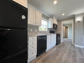 Building Photo - 215 Red Spruce Cir