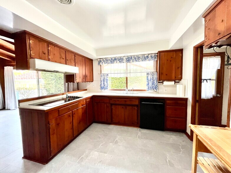 Building Photo - 2548 Via Carrillo