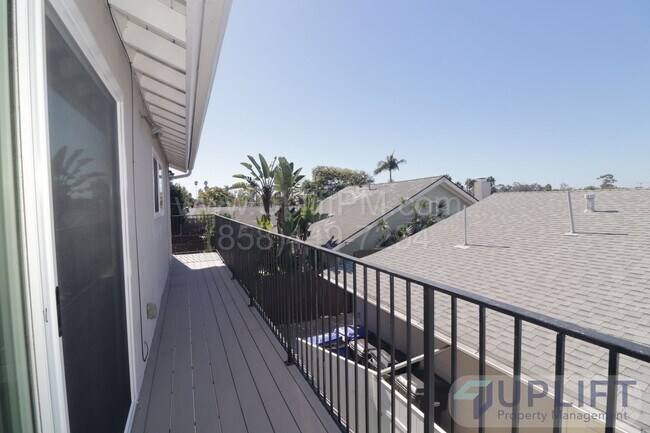 Building Photo - 2 bed 2 bath Remodeled Duplex