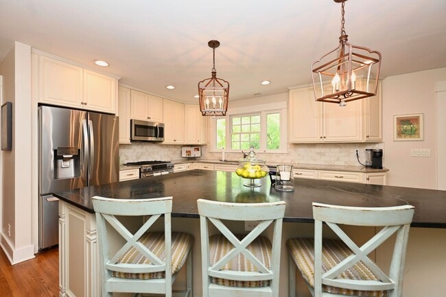 Building Photo - **RARE BRENTWOOD FIND, A MASTERCLASS IN ELEGANT SOUTHERN DESIGN**