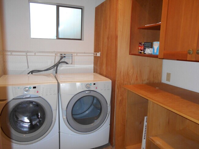 Building Photo - 4 Bedroom, 2 bathrom Split-Level Home In Quiet Ferndale Naighborhood