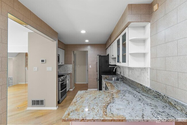 Building Photo - 148 Riverbend Dr