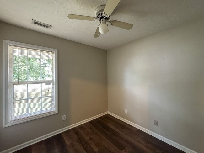 Building Photo - Charming 3 Bed 2 Bath Spring Lake Home wit...