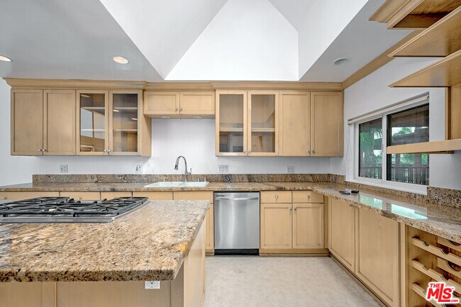 Building Photo - 4250 Vía Dolce