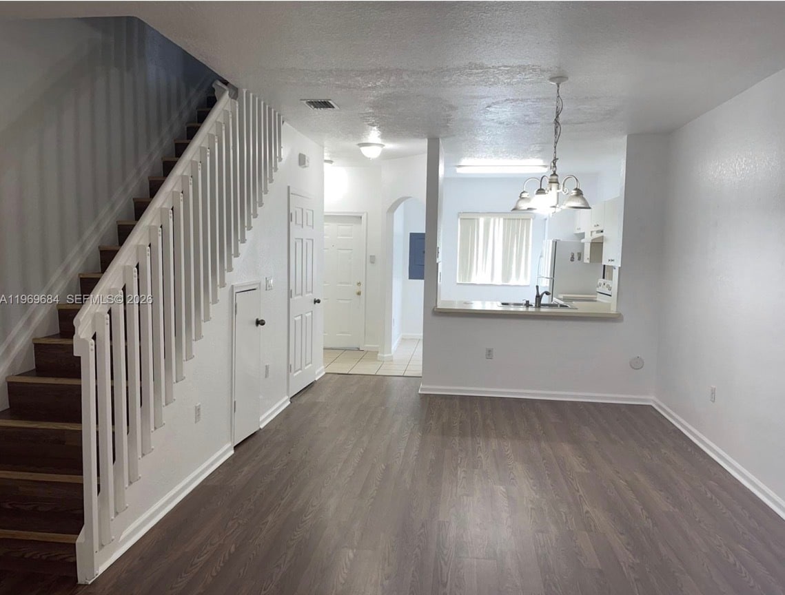 Building Photo - 8835 S Isles Cir