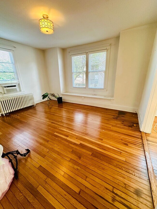 Building Photo - Gorgeous 4bdrm/1.5bth Home Located on Seminary Avenue in Richmond's North Side!!