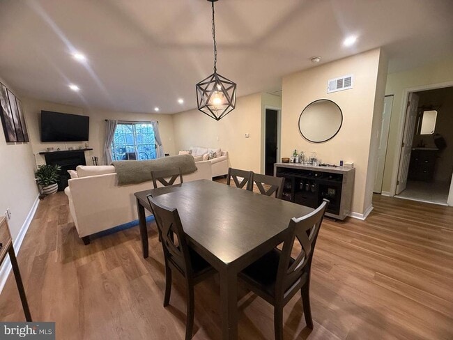 Building Photo - 180 Valley Stream Cir