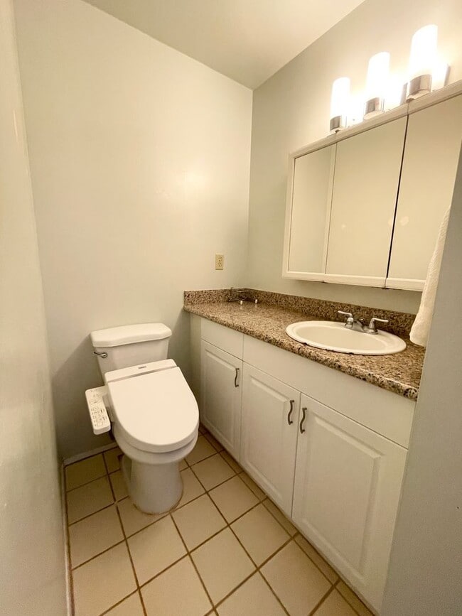 Building Photo - Well Maintained 3 Bed, 2.5 Bath Townhome i...