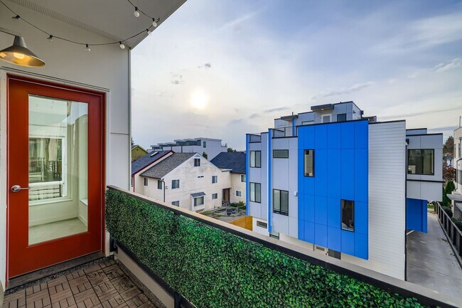 Building Photo - Bright 3bed/2.5bath Townhome in Judkins Park Neighborhood!