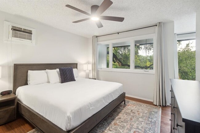 Building Photo - 1501 Rockdale Cir