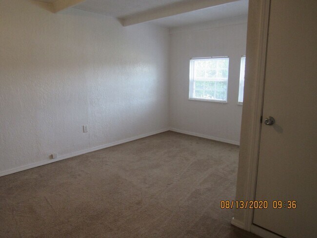 Building Photo - Located walking distance to Cameron University and Comanche Hospital !!