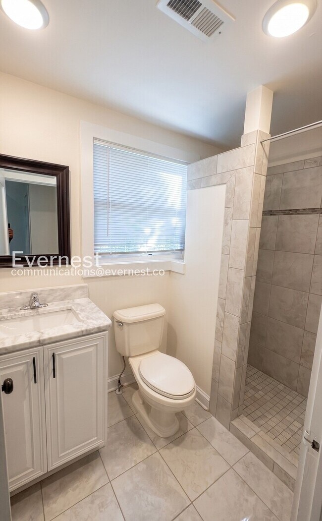 Building Photo - 4 Bed, 3 Bath Home with Fenced Yard / Pet-Friendly / Available Now!