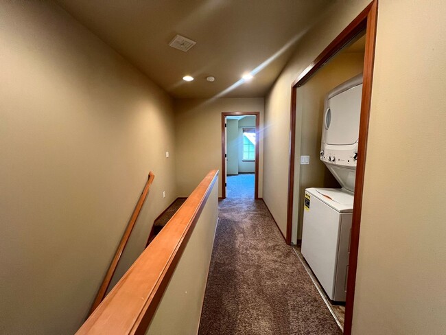 Building Photo - Spacious 2 Bed 2.5 Bath Townhome with Atta...