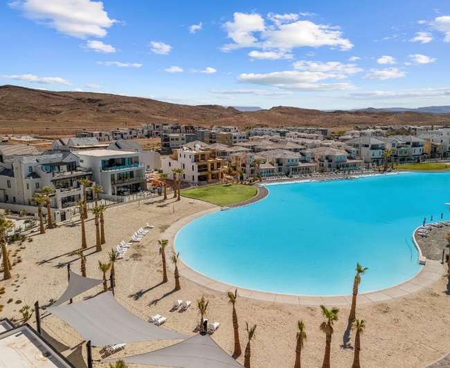 Building Photo - Stunning 3 Bedroom in Beautiful Desert Color Community