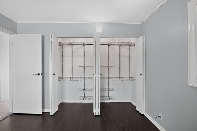 Building Photo - Spacious Stunning 3 BR House in Mount Prospect W/ Office/Playroom on Corner Lot