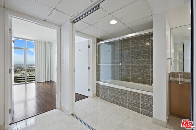 Building Photo - 13700 Marina Pointe Dr