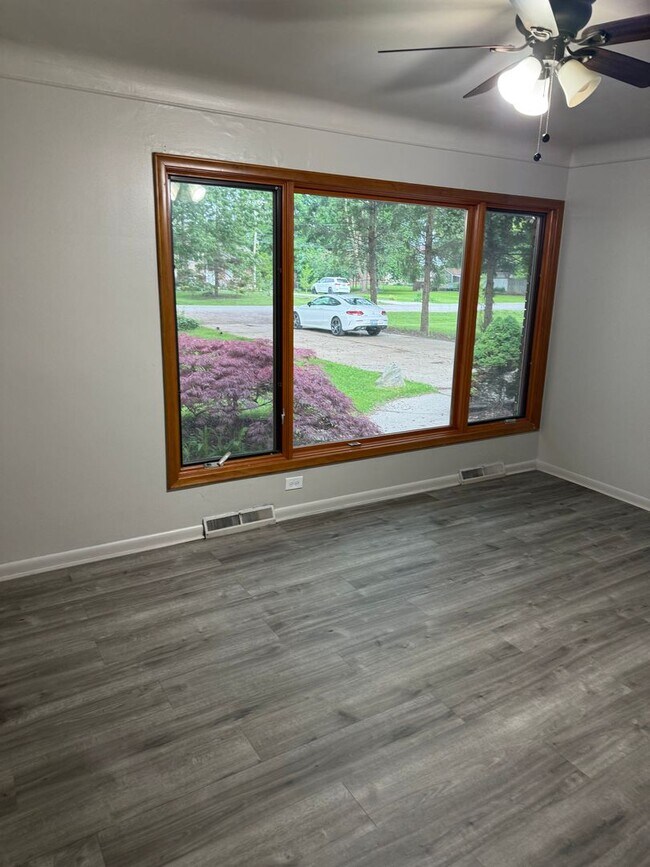 Building Photo - Awesome Property for an Awesome Price