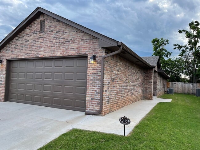 Walk to downtown Edmond! 3 bed 2 bath 2 c... - Walk to downtown Edmond!  3 bed 2 bath 2 c...