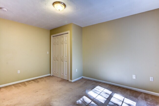Building Photo - 28 Ptarmigan Dr