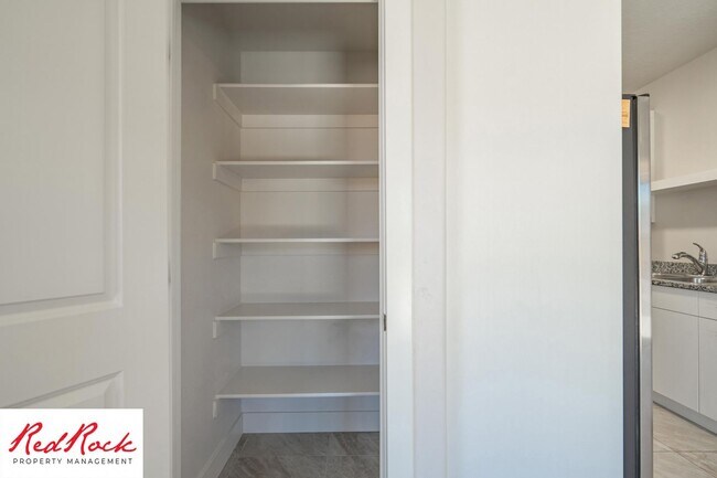 Building Photo - Gorgeous 3 Bedroom Townhome in Washington!