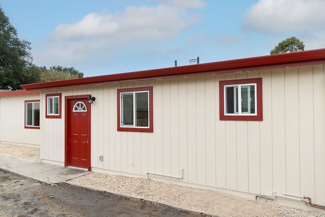 Building Photo - Recently Remolded Unit  2 bed/1 bath in South Salinas